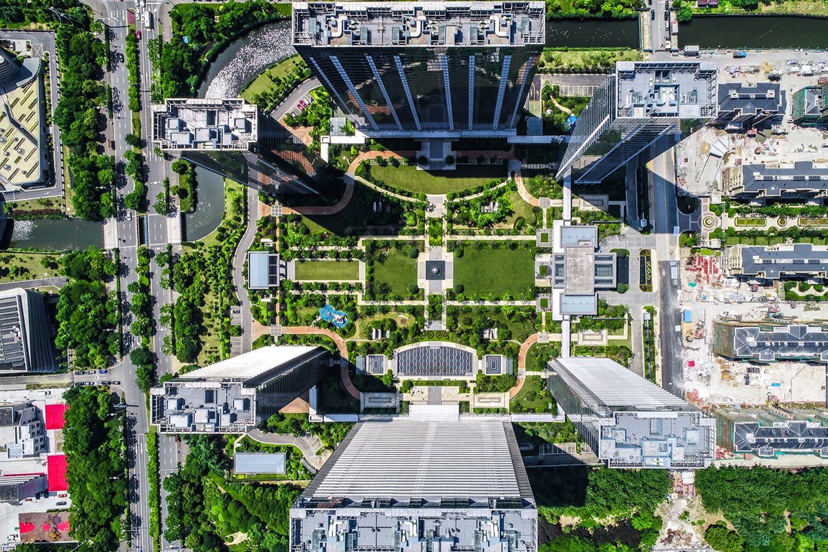 Türkiye’de son yıllarda gündemi sıkça meşgul eden ve yapı sektörü açısından büyük öneme sahip bir kavram: Kentsel dönüşüm. Sadece eski yapıların yıkılıp yeniden yapılmasından ibaret olmayan bu süreç, şehirlerin geleceğini doğrudan etkileyen sosyal, ekonomik ve teknik bir dönüşümü ifade eder.