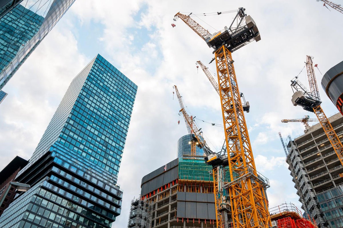 İnşaat sektörü, ekonomik dalgalanmalardan en hızlı etkilenen alanlardan biridir. 2025 yılı itibarıyla artan hammadde fiyatları, işçilik giderleri, enerji maliyetleri ve mevzuat güncellemeleri, yapı projelerinde ciddi bütçe farklarına neden olabiliyor.